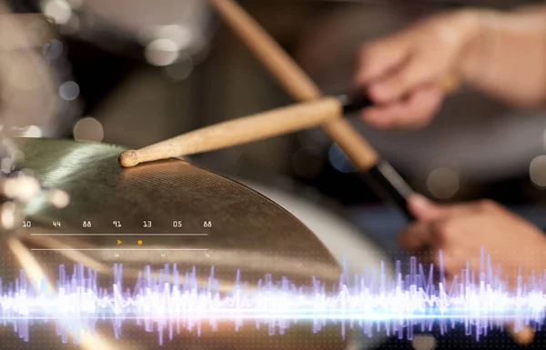 Batería tocando batería en estudio de grabación de sonido — Foto de Stock