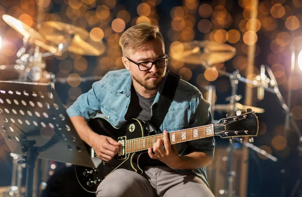 Homem tocando guitarra no ensaio do estúdio — Fotografia de Stock