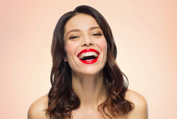 Mooie jonge vrouw met rode lippenstift lachen — Stockfoto