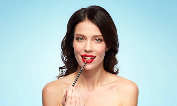 Bella donna con make up pennello per rossetto — Foto Stock
