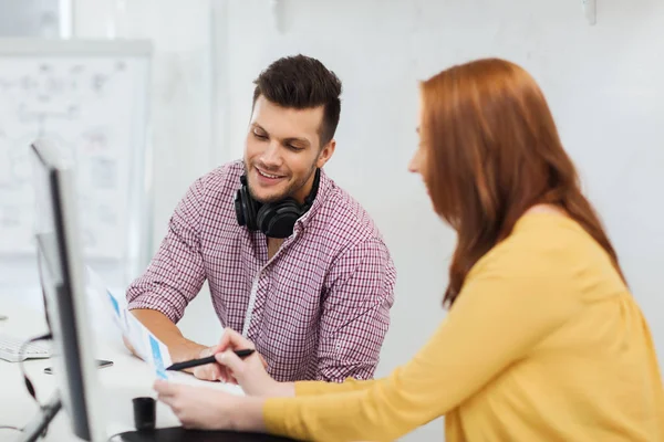 Creatieve team met hoofdtelefoons en computer — Stockfoto