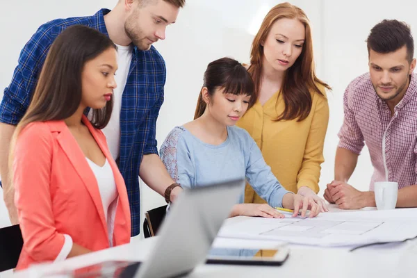 Kreativ-Team mit Blaupause im Büro — Stockfoto