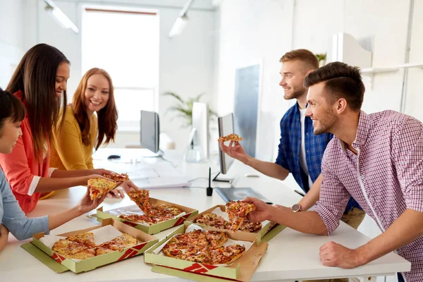 Ευτυχισμένος επιχειρηματική ομάδα τρώγοντας πίτσα στο γραφείο — Φωτογραφία Αρχείου