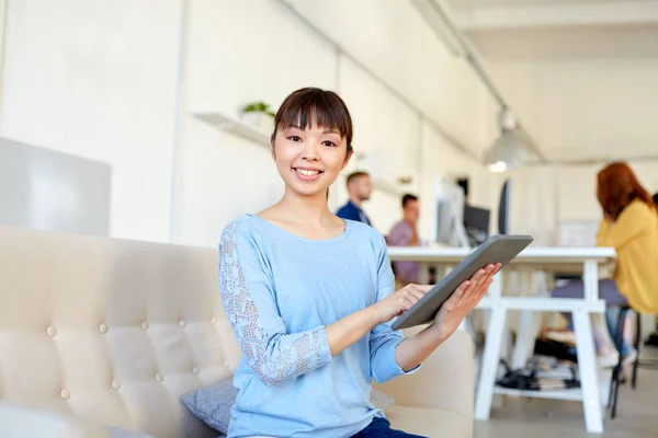 Feliz mulher asiática com tablet pc trabalhando no escritório — Fotografia de Stock