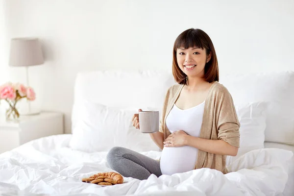 Mulher grávida feliz com xícara beber chá em casa — Fotografia de Stock