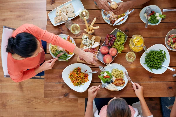 Groupe de personnes mangeant à table avec de la nourriture — Photo