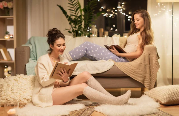 Heureuses amies avec livre et journal intime à la maison — Photo