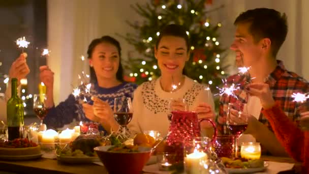 Amigos comemorando o Natal em casa jantar festa — Vídeo de Stock