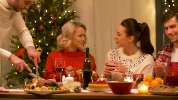 Amici felici che hanno a casa cena di Natale — Video Stock