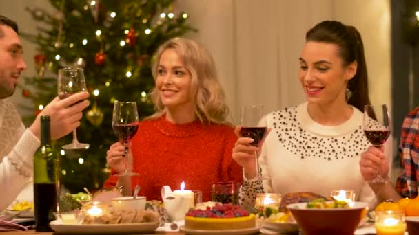 Freunde trinken Wein auf Weihnachtsfeier — Stockvideo