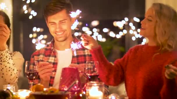 Amigos celebrando la Navidad en casa cena fiesta — Vídeos de Stock