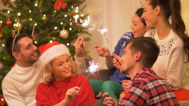 Happy vrienden vieren Kerstmis thuis partij — Stockvideo