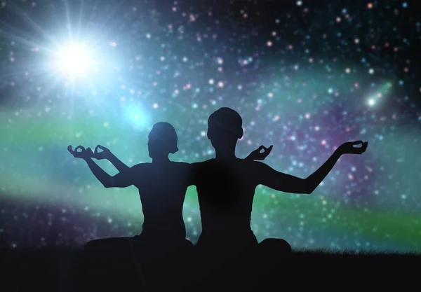 Silhueta preta de casal meditando sobre o espaço — Fotografia de Stock