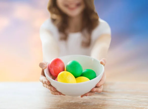 Primo piano di ragazza che tiene uova di Pasqua colorate — Foto Stock