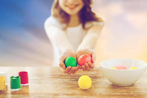 Primer plano de la niña sosteniendo huevos de Pascua de colores — Foto de Stock