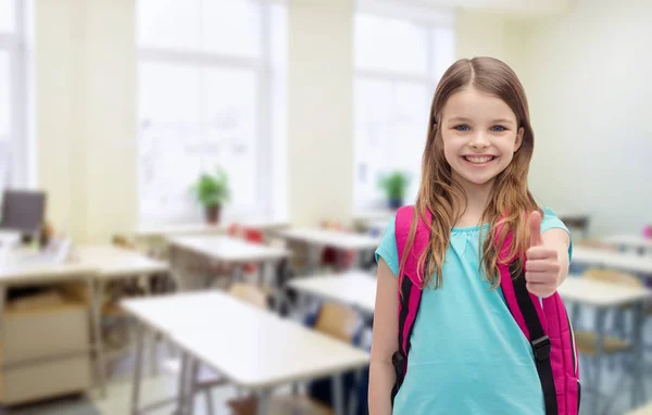 Χαμογελαστό κορίτσι με τη σχολική τσάντα εμφανίζονται αντίχειρες — Φωτογραφία Αρχείου