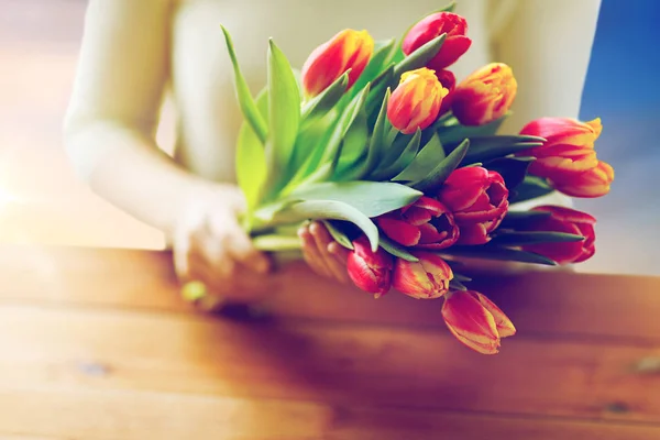 女人拿着郁金香花的特写 — 图库照片