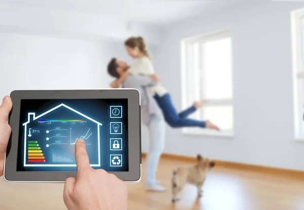 Tablet pc con impostazioni smart home sullo schermo — Foto Stock