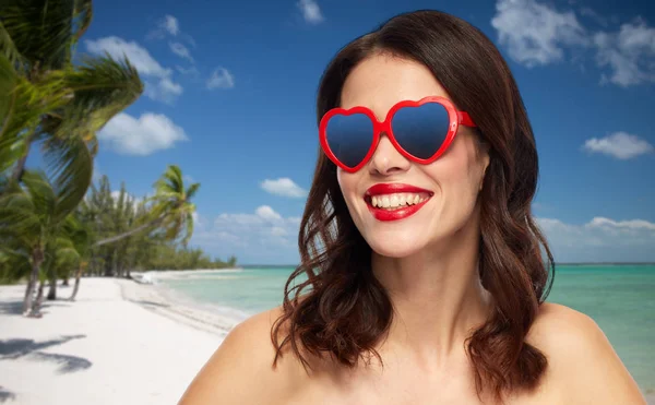 Kvinna med rött läppstift och hjärtformade nyanser — Stockfoto
