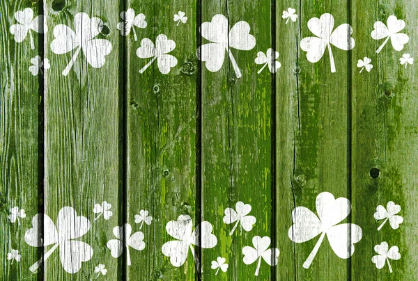 Shamrock patroon op oude groene houten planken — Stockfoto