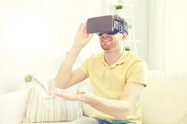 Młody człowiek w wirtualnej rzeczywistości zestaw słuchawkowy lub okulary 3d — Zdjęcie stockowe