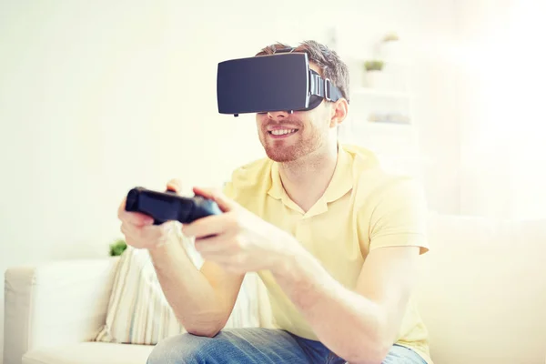 Homem em fone de ouvido realidade virtual com controlador — Fotografia de Stock