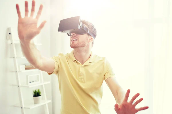 Jonge man in virtuele werkelijkheid hoofdtelefoon of 3D-bril — Stockfoto