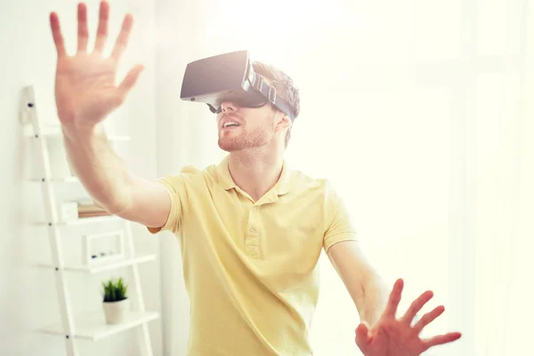 Jovem em realidade virtual headset ou óculos 3d — Fotografia de Stock