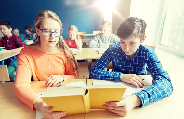 Eleverna läser bok på skola lektion — Stockfoto