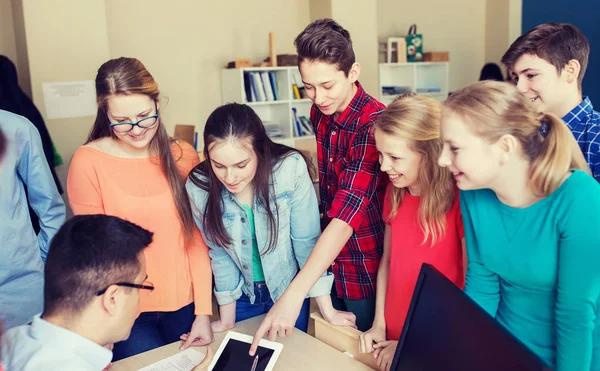 Groep van studenten en docent aan de school klas — Stockfoto