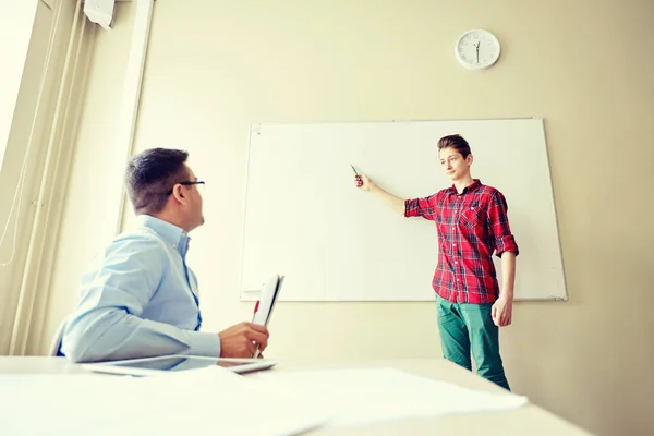 Élève garçon à l'école tableau blanc et enseignant — Photo