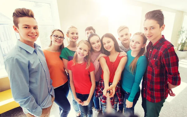 Grupa studentów biorąc selfie z smartphone — Zdjęcie stockowe