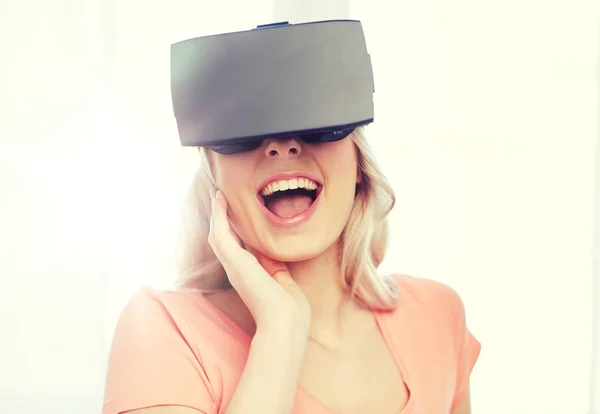 戴著虚拟现实耳机或3D眼镜的女性 — 图库照片