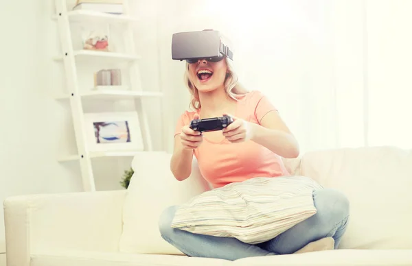 Женщина в гарнитуре виртуальной реальности с контроллером — стоковое фото