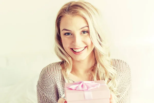 Boldog, fiatal nő, ajándék doboz otthon — Stock Fotó