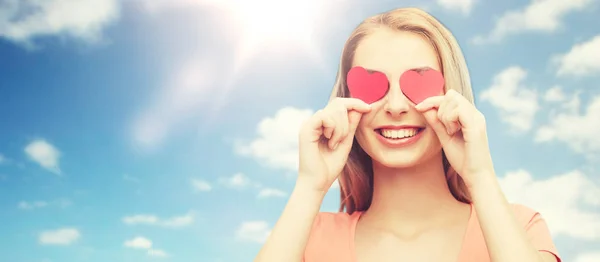 Jovem feliz com formas de coração vermelho nos olhos — Fotografia de Stock