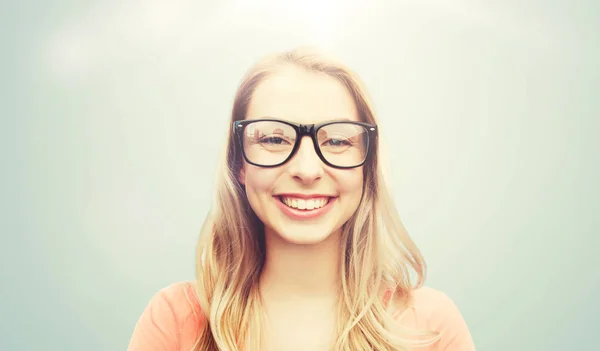 Mujer joven feliz o adolescente en gafas graduadas — Foto de Stock