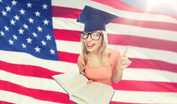 Estudiante mujer en mortero con enciclopedia — Foto de Stock