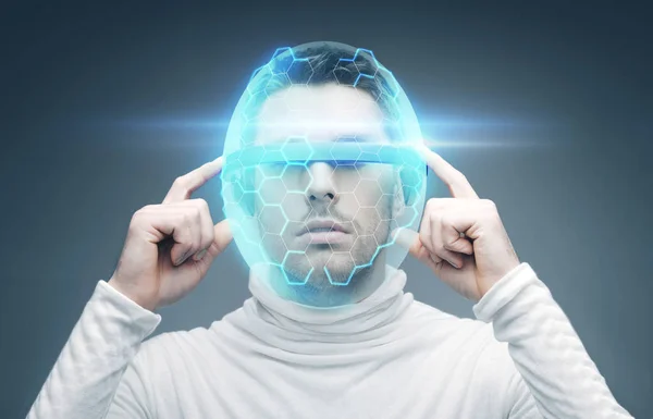 Homem em óculos 3d e capacete virtual — Fotografia de Stock