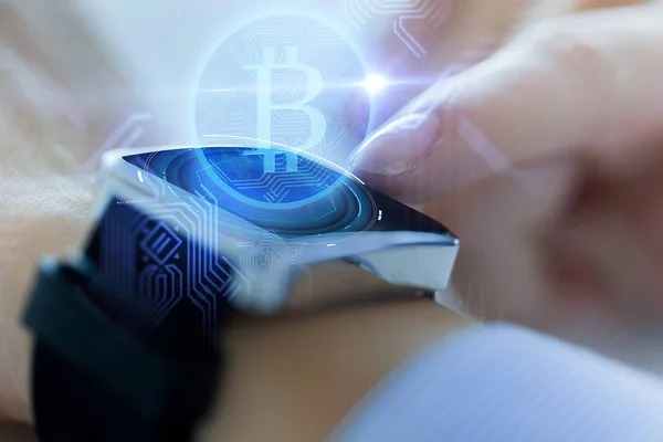 Primer plano de las manos con bitcoin en reloj inteligente — Foto de Stock