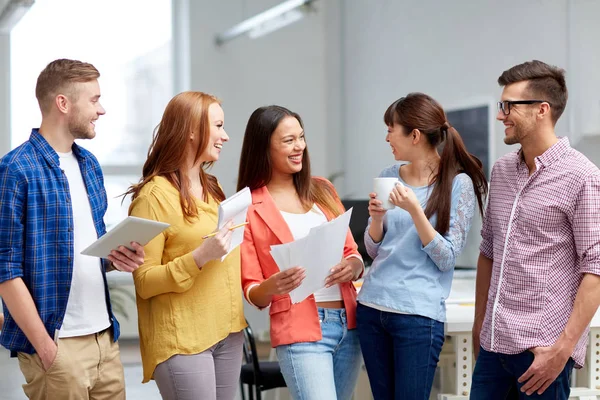 Equipo creativo feliz beber café en la oficina — Foto de Stock