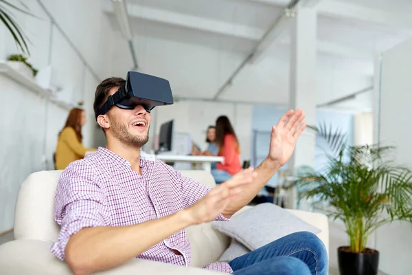 Hombre feliz con auriculares de realidad virtual en la oficina — Foto de Stock