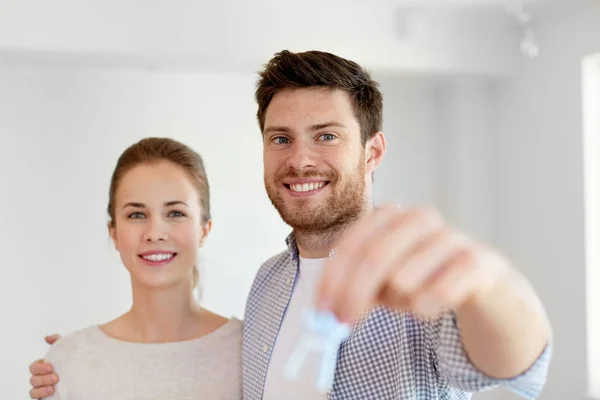 Happy couple with keys of new home — Stock Photo, Image