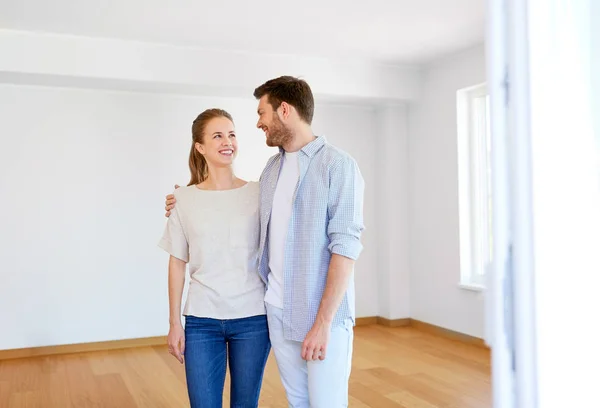 Glückliches Paar umarmt sich im neuen Zuhause — Stockfoto