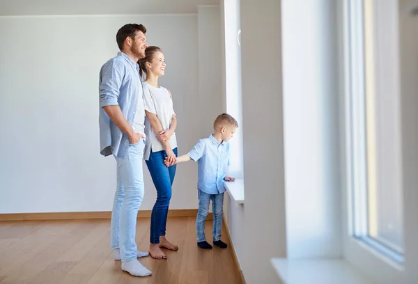 Familia feliz con el niño en el nuevo hogar o apartamento — Foto de Stock