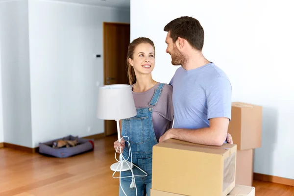 Пара с коробками и лампой переезда в новый дом — стоковое фото