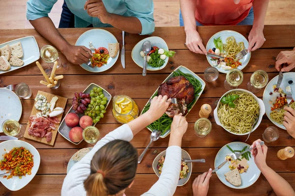 Groep van mensen die het eten van kip voor het avondeten — Stockfoto