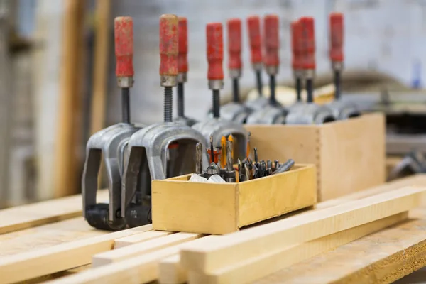 Perceuses et outils de travail du bois à l'atelier — Photo