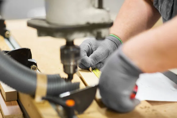 Carpintero con tablero de medición de regla en el taller —  Fotos de Stock