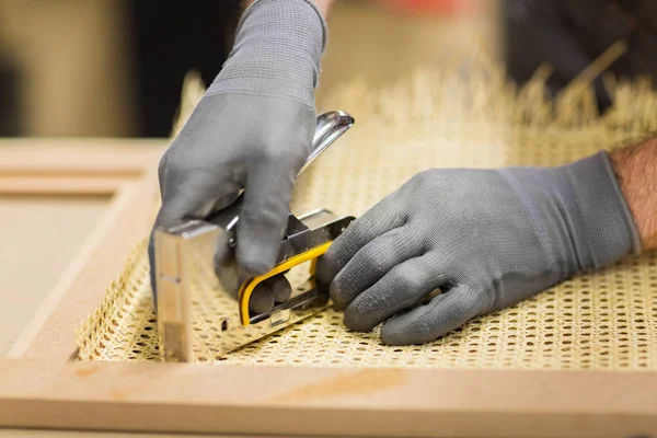 Ensamblador con pistola de grapas haciendo muebles — Foto de Stock